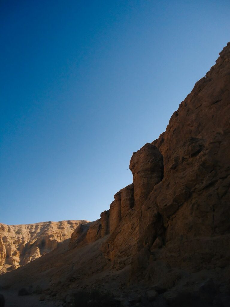 A view of a mountain in the desert